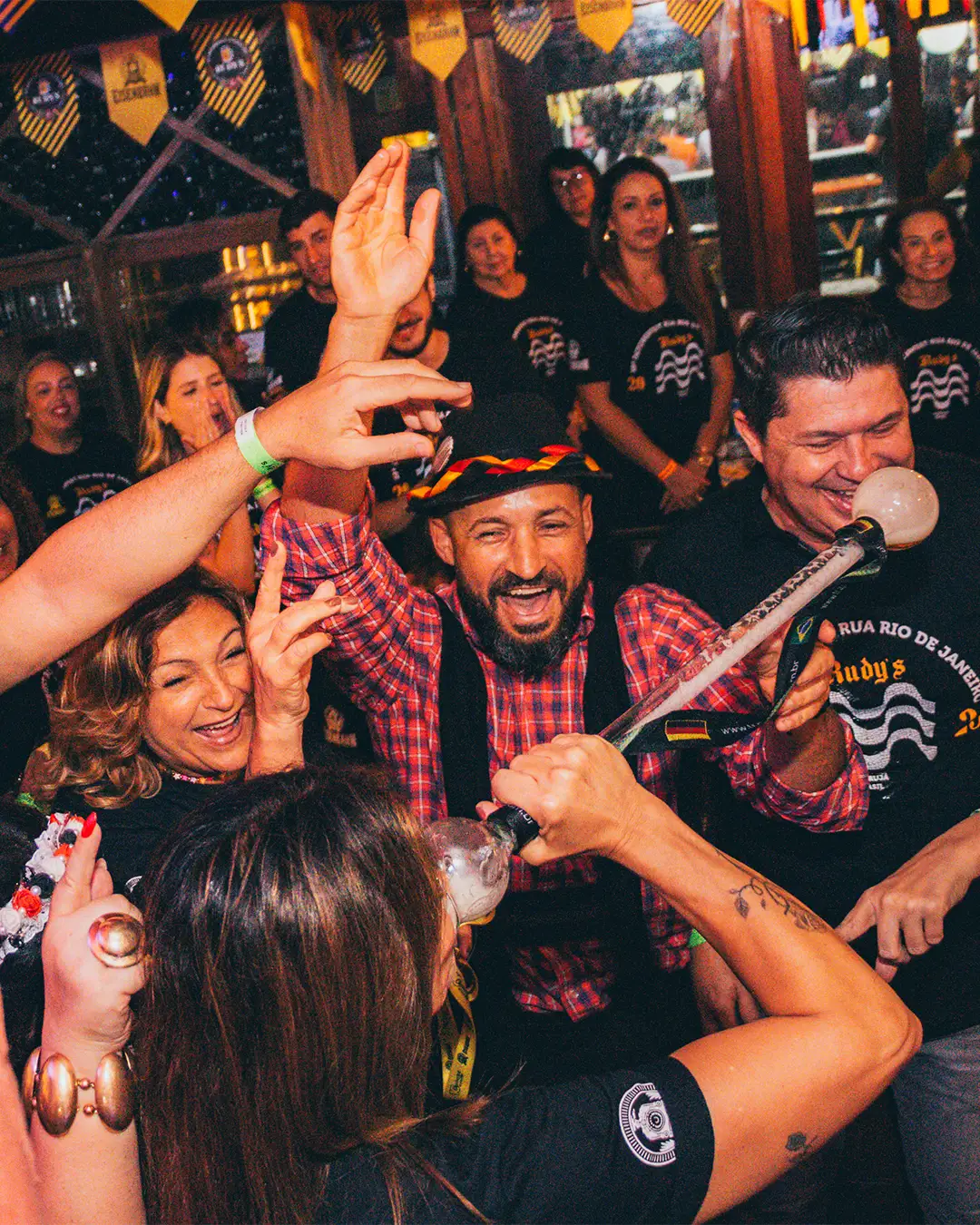 Público reunido na Oktoberfest Rudy's - foto ilustrativa, substituir por foto real